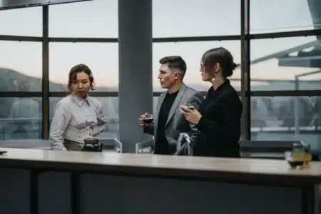 « Mon patron m'oblige à poser un congé pour la Pentecôte » : ce que dit réellement le Code du travail sur la journée de solidarité