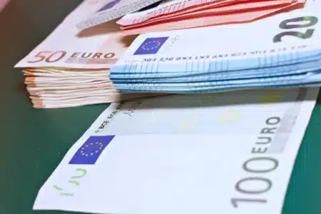 Livret A : les banques interdisent désormais aux grands-parents de verser de l'argent à leurs petits-enfants, et la raison est surprenante