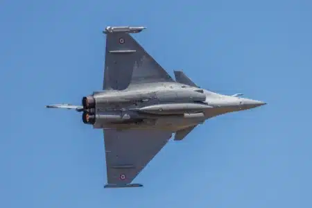 Un Rafale survole sa maison et arrache les tuiles de son toit : le propriétaire découvre que c'est lui qui doit payer les réparations