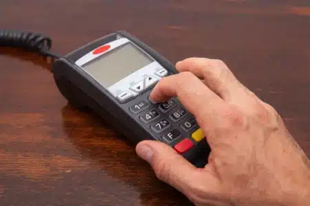 Vous arrondissez en caisse pour une bonne cause ? Si votre don est inférieur à 1 euro, le fisc ne vous accorde aucune réduction