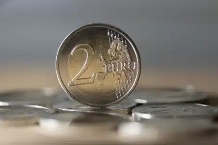 Vous avez probablement une pièce de 2 € qui vaut 600 € dans votre porte-monnaie : un expert explique lesquelles ne jamais dépenser en caisse