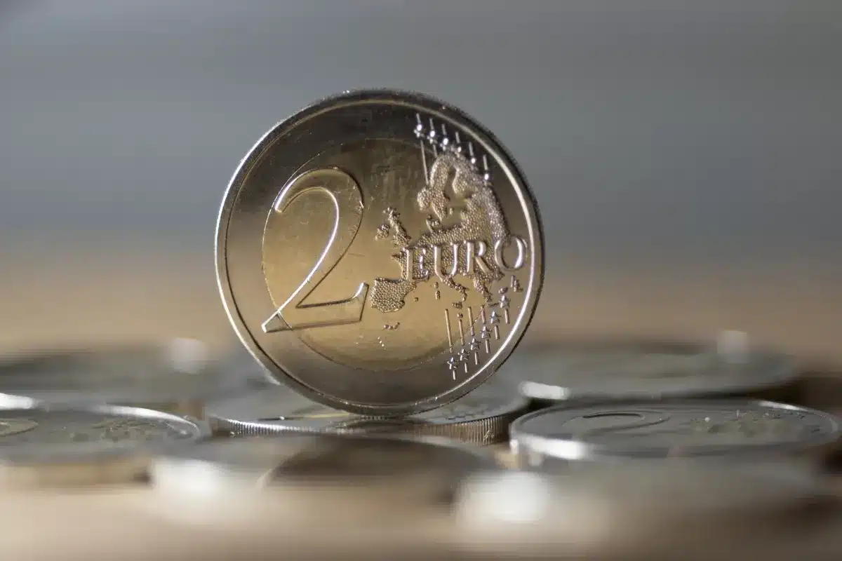 Vous avez probablement une pièce de 2 € qui vaut 600 € dans votre porte-monnaie : un expert explique lesquelles ne jamais dépenser en caisse