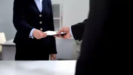 Ni l'hôtel ni le camping n'ont ce droit selon la CNIL : la règle que 90 % des vacanciers ignorent sur la copie du passeport