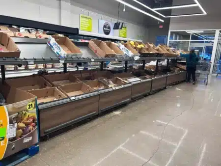 Pourquoi de plus en plus de clients tombent sur des rayons vides en supermarché, et ce que les enseignes ne disent pas encore