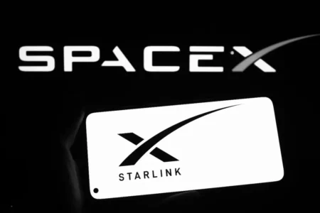 Elon Musk veut lancer un smartphone sans opérateur ni forfait : les télécoms n'ont pas vu venir ce qui les attend avec Starlink