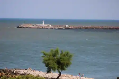 Ce yacht d'un milliardaire russe a traversé le détroit d'Ormuz avec 1 200 marins philippins à bord