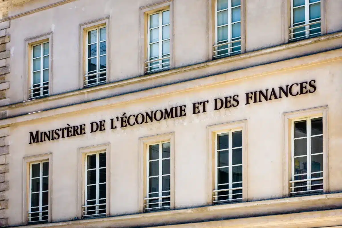 Mauvaise nouvelle pour les contribuables français : la dette a bondi de 75,6 milliards en un seul trimestre, elle atteint désormais 117 % du PIB