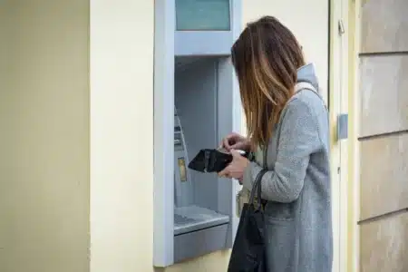 Adieu les distributeurs de billets : leur remplaçant est déjà installé près de chez vous et personne n'en parle