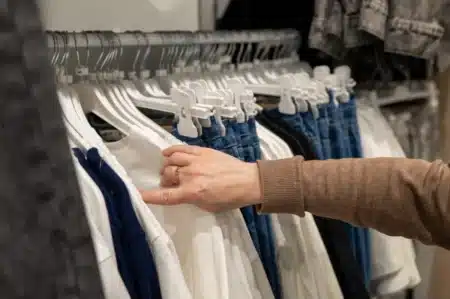 Mauvaise nouvelle pour les adeptes de Shein et Temu : cette loi "anti fast fashion" pourrait faire grimper les prix de vos vêtements