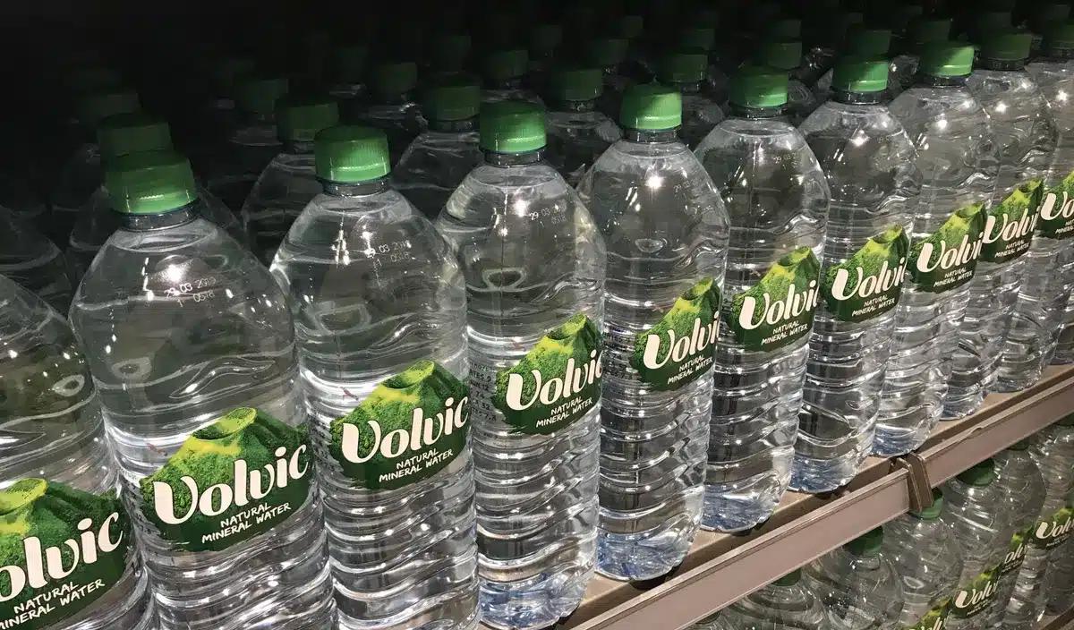 Volvic condamnée pour greenwashing : les mentions « neutre en carbone » et « 100 % recyclée » sur ses bouteilles étaient fausses, les consommateurs réagissent