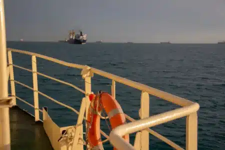 11 000 marins piégés dans le détroit d'Ormuz : le plan d'évacuation suspendu après l'attaque d'un cargo