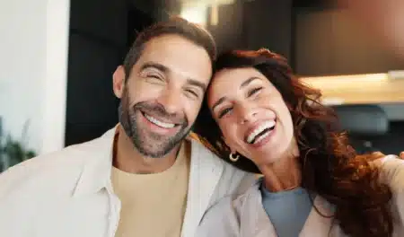 Ce couple a économisé 65 % de ses revenus pendant 12 ans : à 44 ans, ils ont tout quitté et vivent aujourd'hui sans travailler
