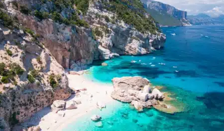 Une plage italienne interdit les parasols et les touristes n'en reviennent pas : voici ce que prévoit la loi française pour l'été 2026