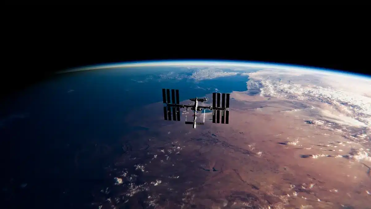 La Nasa ordonne aux astronautes de se préparer à évacuer l'ISS : une mise à l'abri « d'excès de prudence »