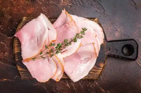 Pourquoi beaucoup de gens achètent le mauvais jambon sans le savoir : 12 additifs séparent deux tranches qui se ressemblent en rayon