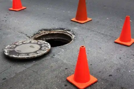Pourquoi des hommes sortent des égouts de New York en pleine nuit : la police ouvre une enquête après des vidéos