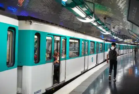 3,35 € le trajet : vous pourrez bientôt payer par carte bancaire dans le métro parisien, mais les usagers du Navigo dénoncent un surcoût « injuste »