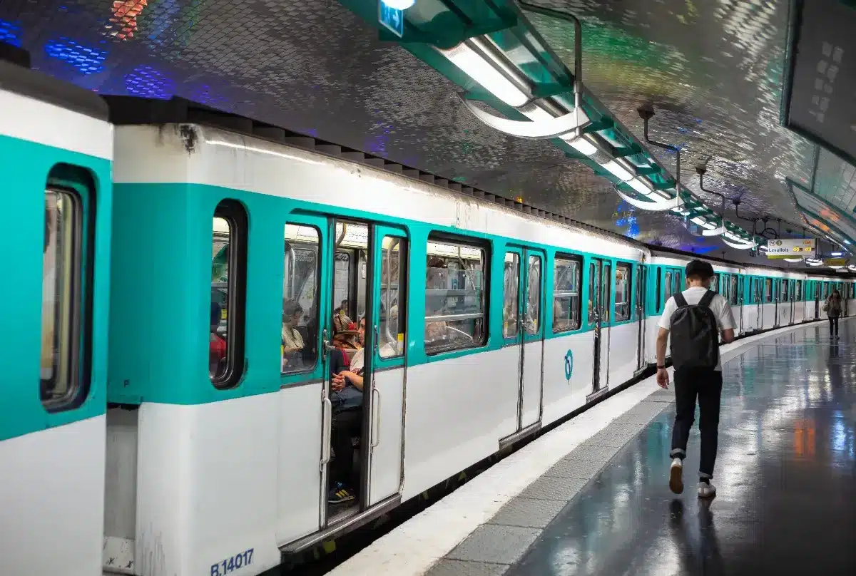 3,35 € le trajet : vous pourrez bientôt payer par carte bancaire dans le métro parisien, mais les usagers du Navigo dénoncent un surcoût « injuste »