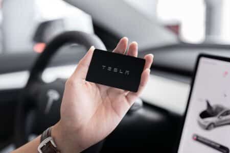 Conduite autonome : Tesla a-t-il manipulé les régulateurs européens ?