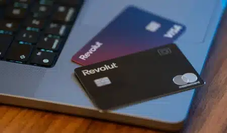 Revolut lance une carte bancaire qui change les règles : les banquiers traditionnels préfèrent ne pas en parler