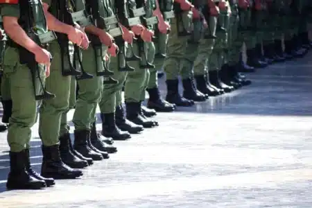 Nés en 2008, ils découvrent leur convocation au service militaire obligatoire d'un an : ils seront payés au salaire minimum