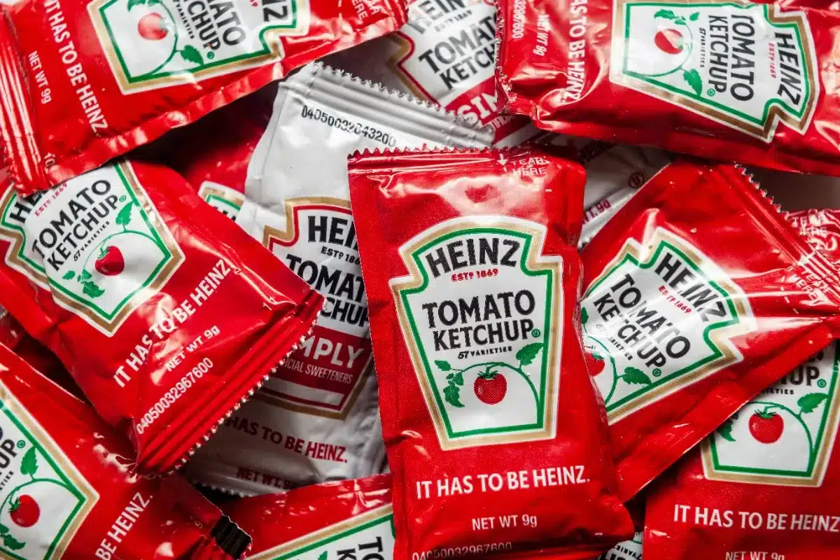 Votre sachet de moutarde au fast-food va disparaître : ce que prévoit le nouveau règlement européen sur les emballages