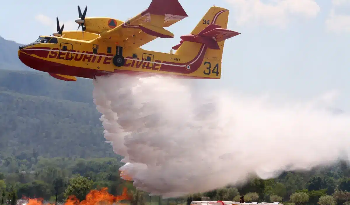 « La France ne peut pas attendre » : pourquoi les Canadair commandés par l'UE ne seront pas livrés avant 2032 et combien ils coûtent vraiment