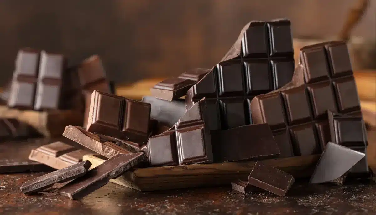 Pourquoi les chocolatiers ne mettent jamais leur chocolat au frigo : voici l'endroit qu'ils utilisent quand il fait 35°C
