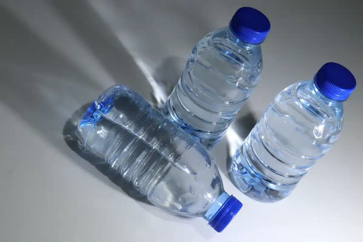 Ni sécheresse ni problème de transport : la vraie raison derrière la pénurie d'eau minérale en Tunisie surprend tout le monde