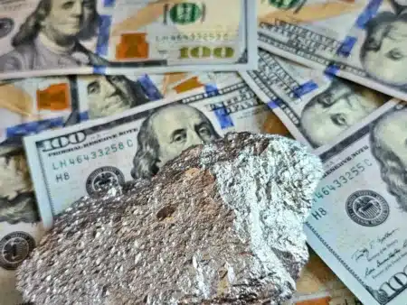 Pourquoi de plus en plus de personnes enveloppent leurs billets dans du papier aluminium : les experts savent exactement pourquoi