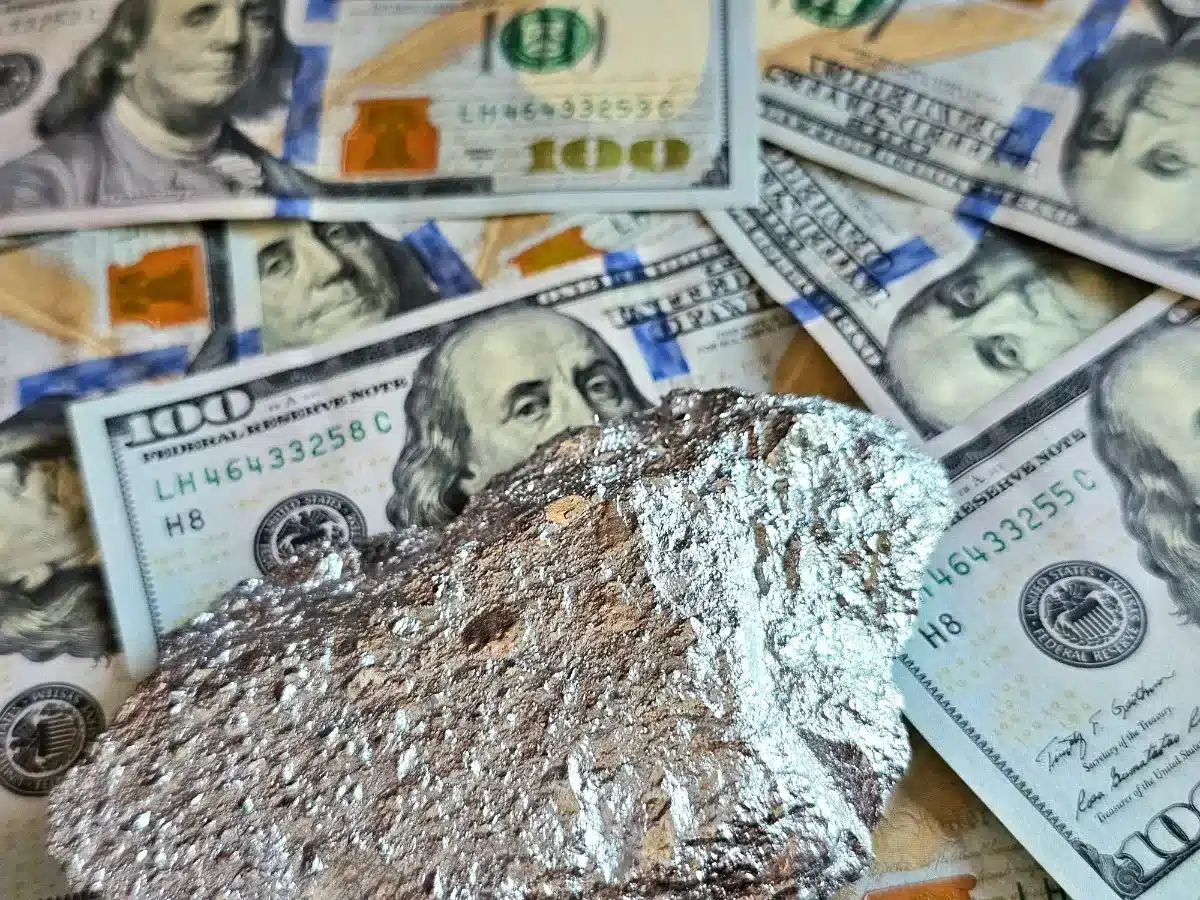 Pourquoi de plus en plus de personnes enveloppent leurs billets dans du papier aluminium : les experts savent exactement pourquoi