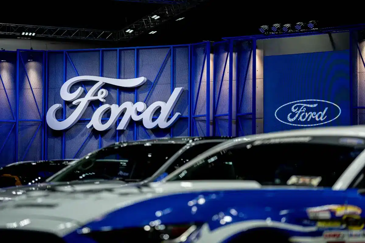 Pourquoi Ford réembauche les ingénieurs qu'elle avait licenciés au profit de l'IA : le fiasco leur coûtait des centaines de millions de dollars