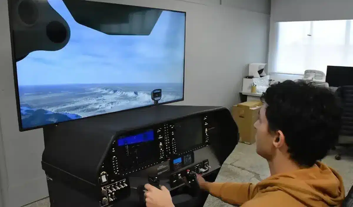 À 16 ans, il construisait un simulateur de Boeing 737 dans sa chambre : aujourd'hui les écoles de pilotage lui passent commande
