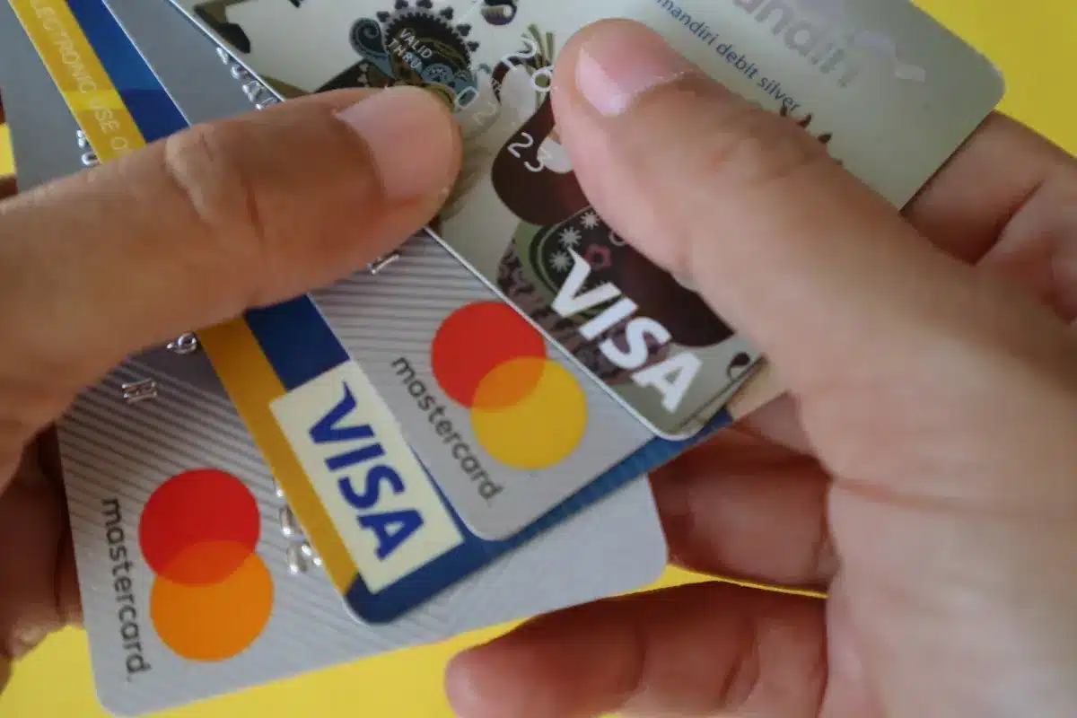 Adieu le code à 4 chiffres sur votre carte bancaire : la méthode qui le remplace surprend même les conseillers en agence