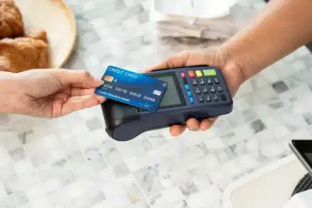 Pourquoi beaucoup de gens dépassent leur budget courses sans s'en rendre compte, et pourquoi le problème vient de leur carte bancaire