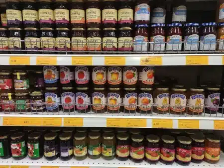 Pourquoi les pots de confiture disparaissent des rayons : les agriculteurs alertent sur une récolte de fruits historiquement basse
