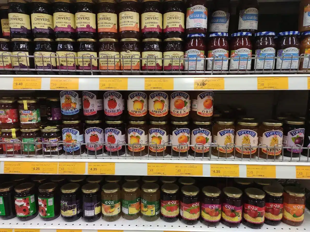 Pourquoi les pots de confiture disparaissent des rayons : les agriculteurs alertent sur une récolte de fruits historiquement basse