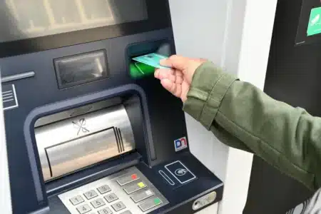 Votre banque permet déjà de retirer des espèces sans carte : voici comment ça fonctionne