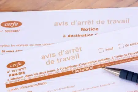 Arrêt maladie surveillé par un détective privé : un salarié a fait condamner son employeur, et le jugement surprend tout le monde