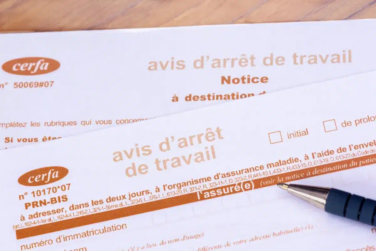 Arrêt maladie surveillé par un détective privé : un salarié a fait condamner son employeur, et le jugement surprend tout le monde