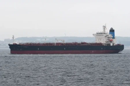 Intercepté par la marine française, ce pétrolier de la flotte fantôme russe coûte désormais un million d'euros à son propriétaire