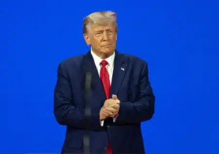 Trump plaisante sur un quatrième mandat et sort une casquette « Trump 2028 »