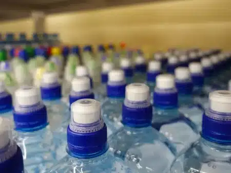 Fini les packs de 6 bouteilles d'eau : Bruxelles va-t-il vraiment vous obliger à porter vos bouteilles une par une ?
