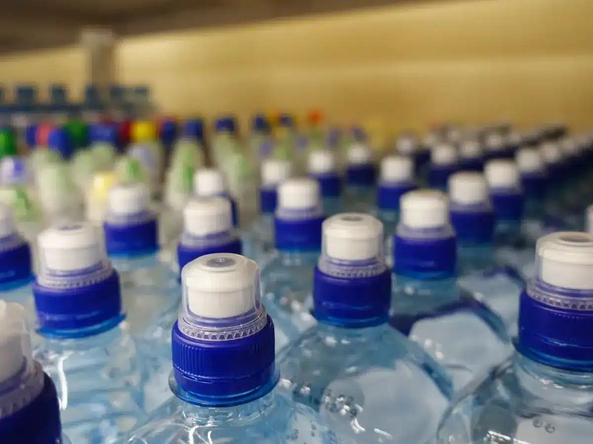 Fini les packs de 6 bouteilles d'eau : Bruxelles va-t-il vraiment vous obliger à porter vos bouteilles une par une ?