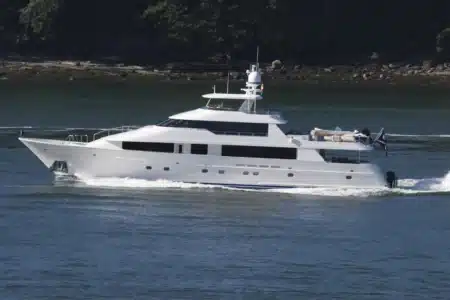 Le superyacht de Poutine réapparaît au Danemark après trois ans de silence : que cache cette sortie en mer ?