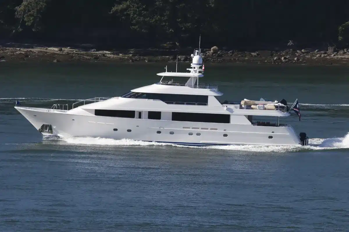 Le superyacht de Poutine réapparaît au Danemark après trois ans de silence : que cache cette sortie en mer ?