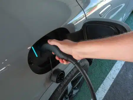 400 plaintes depuis janvier : les voleurs ne visent plus les roues de votre voiture électrique mais un câble que vous laissez branché chaque nuit