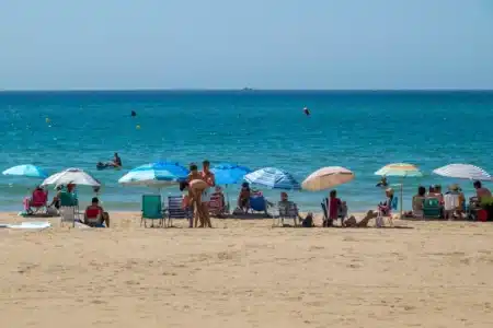 Beaucoup de gens ne le réalisent pas, mais ces gestes banals à la plage peuvent coûter jusqu'à 75 000€ d'amende cet été