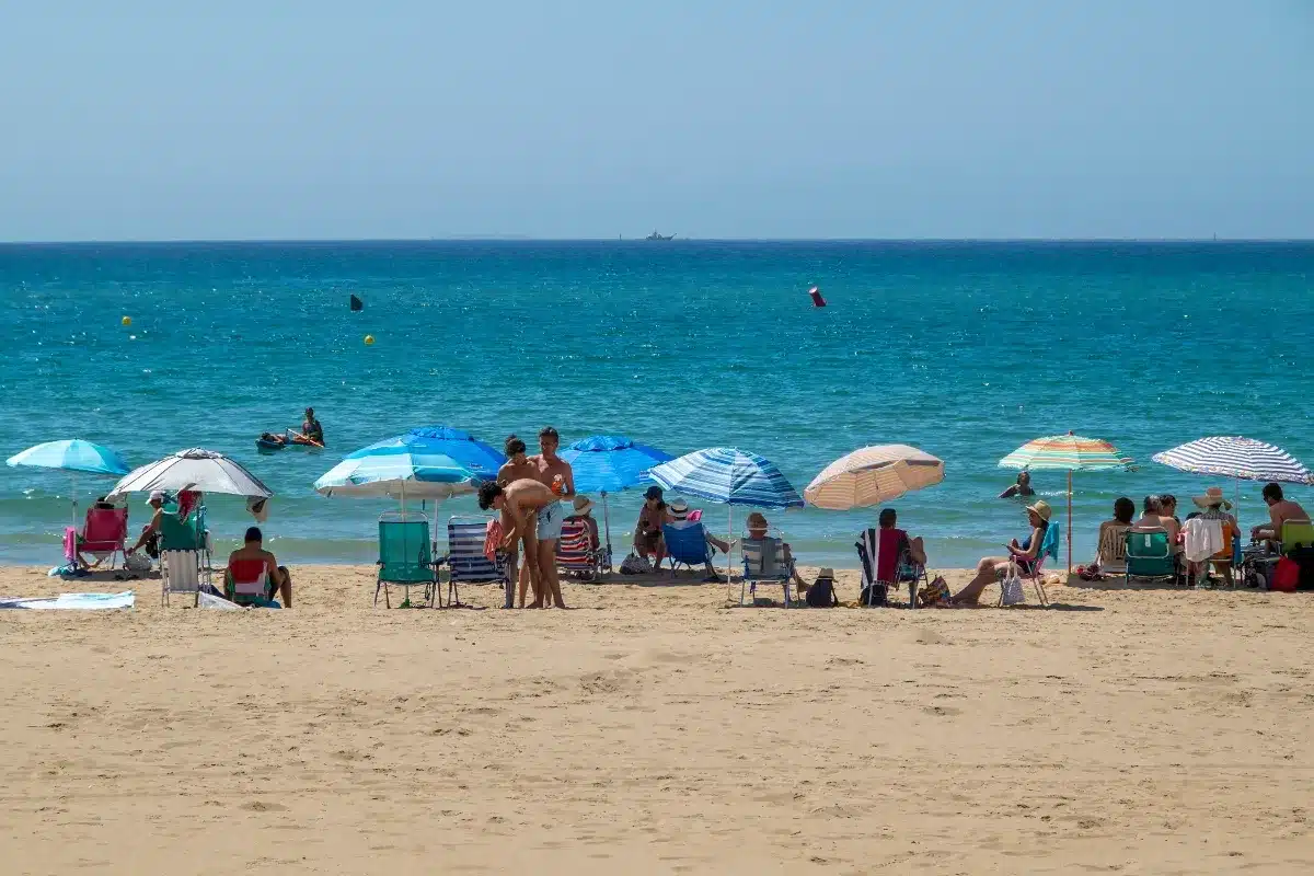 Beaucoup de gens ne le réalisent pas, mais ces gestes banals à la plage peuvent coûter jusqu'à 75 000€ d'amende cet été