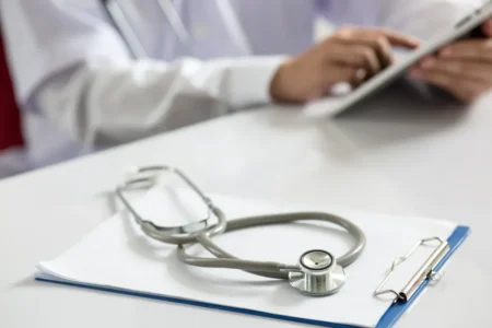Ces médecins hospitaliers doivent rembourser jusqu'à 80 000 € de primes : « on nous reproche d'avoir accepté ce qu'on nous a donné »